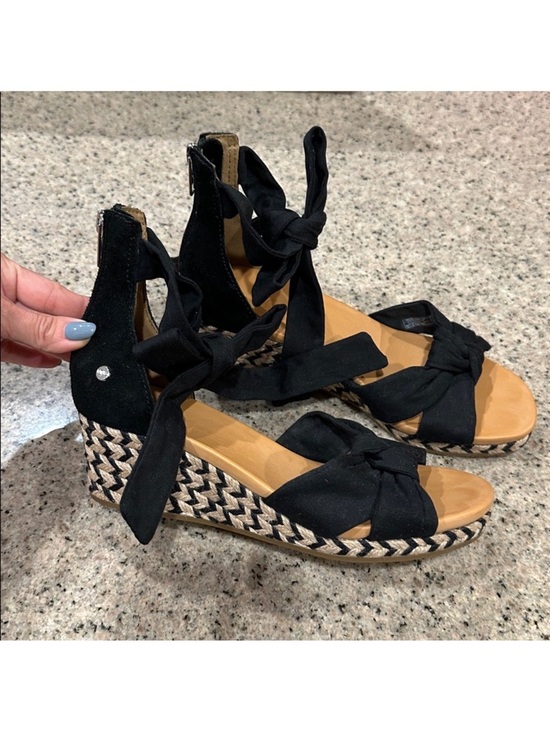 UGG Shoes - UGG
Yarrow